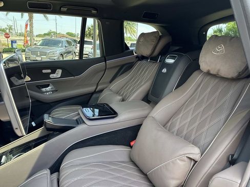 Used 2025 Mercedes-Benz Maybach GLS 600 4MATIC image 16