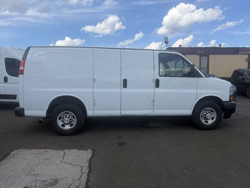 Used 2019 Chevrolet Express 2500 w/ Driver Convenience Package RWD image 10