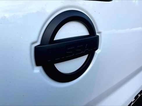 Used 2019 Nissan Titan SV w/ SV Convenience Package image 32