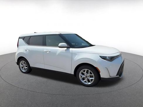 Used 2025 Kia Soul LX w/ LX Technology Package FWD image 2