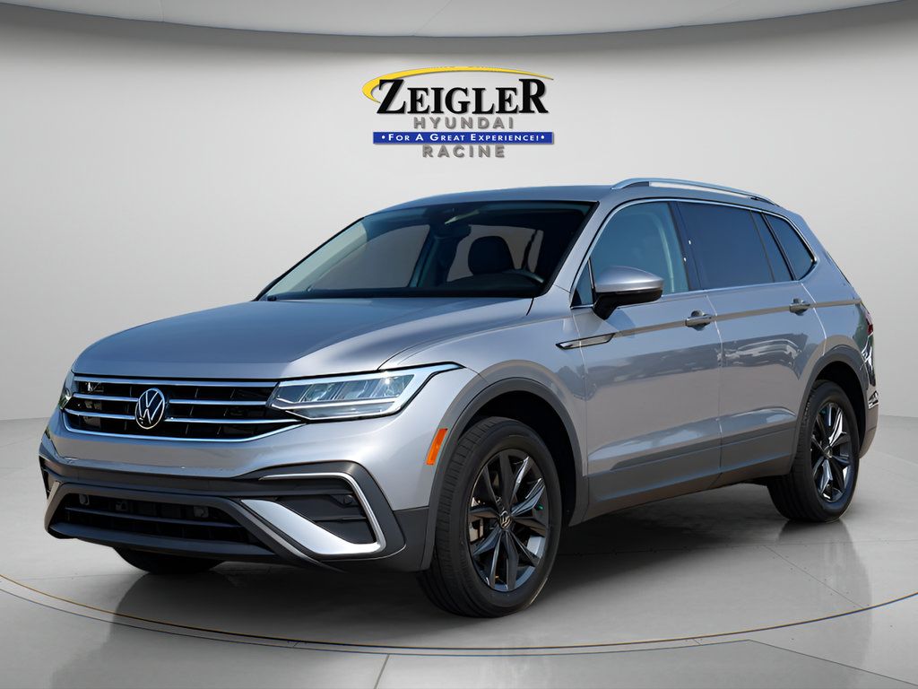 Used 2023 Volkswagen Tiguan SE w/ Panoramic Sunroof Package FWD image 3