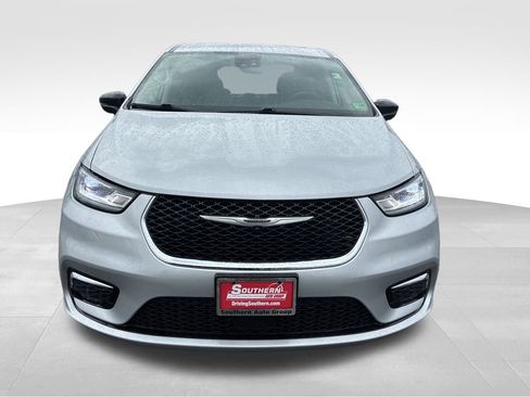 Used 2024 Chrysler Pacifica Touring-L image 9