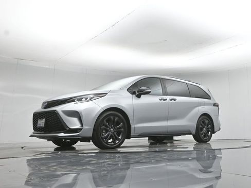 Used 2025 Toyota Sienna XSE w/ XSE Premium Package FWD image 49