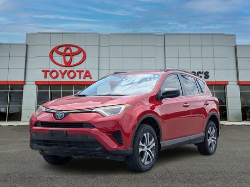 Used 2017 Toyota RAV4 LE FWD image 1