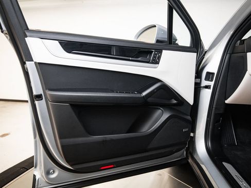 Certified 2025 Porsche Cayenne E-Hybrid AWD/4WD image 23
