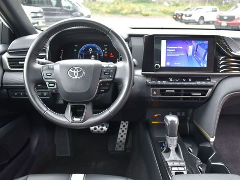 Used 2025 Toyota Camry SE FWD image 11