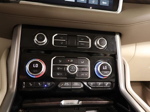 Used 2023 GMC Yukon XL Denali AWD/4WD image 11