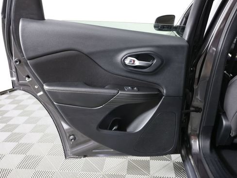 Used 2014 Jeep Cherokee Latitude FWD image 16