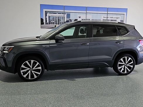 Used 2024 Volkswagen Taos SE w/ Panoramic Sunroof Package FWD image 5
