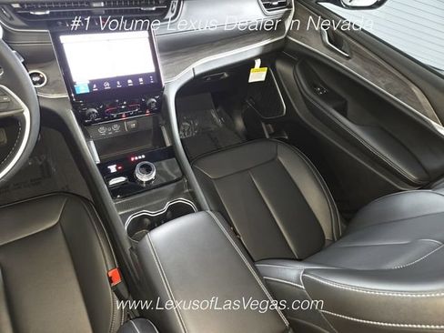 Used 2024 Jeep Grand Cherokee L Limited w/ Black Appearance Package AWD/4WD image 17