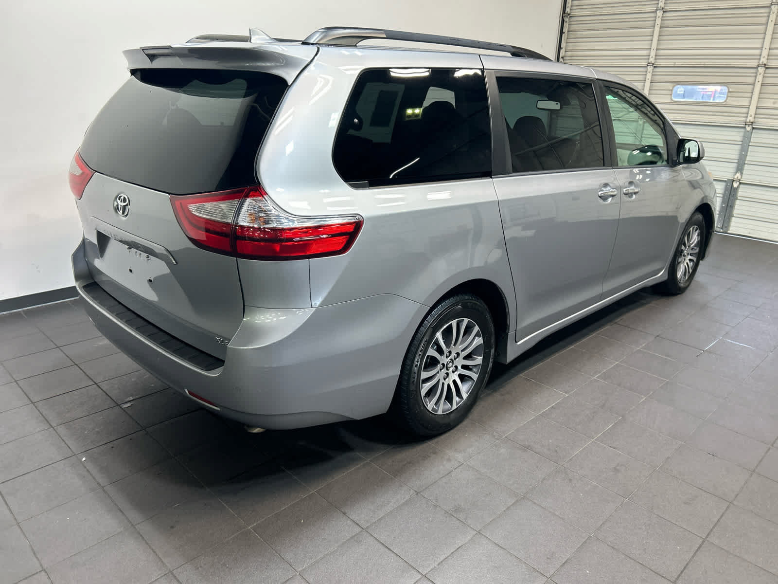 Used 2018 Toyota Sienna XLE w/ XLE Navigation Package FWD image 3