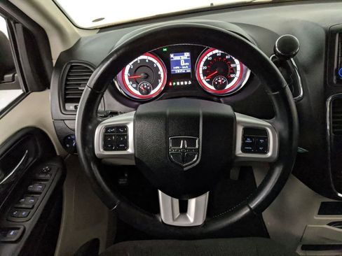 Used 2018 Dodge Grand Caravan SE w/ UConnect Hands-Free Group image 9