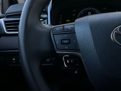 Used 2025 Toyota Camry LE image 32