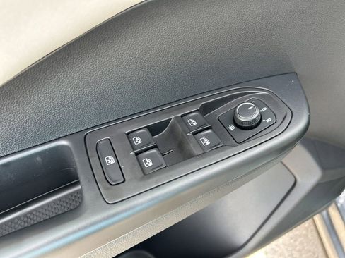 Used 2025 Volkswagen Taos SE image 13