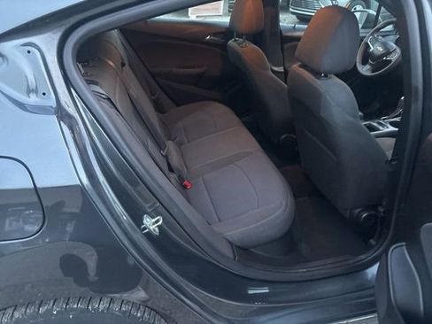 Used 2018 Chevrolet Cruze LT w/ Convenience Package image 9