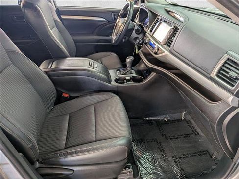 Used 2018 Toyota Highlander Plus AWD/4WD image 27