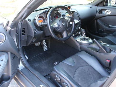 Used 2010 Nissan 370Z Touring w/ Sport Pkg RWD image 4