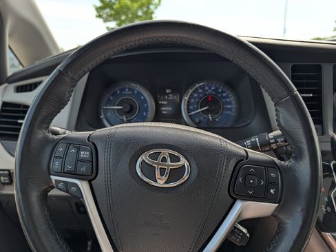 Used 2017 Toyota Sienna XLE AWD/4WD image 31