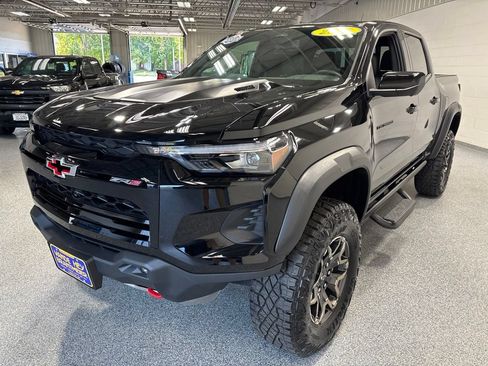 Used 2025 Chevrolet Colorado ZR2 w/ Technology Package AWD/4WD image 3