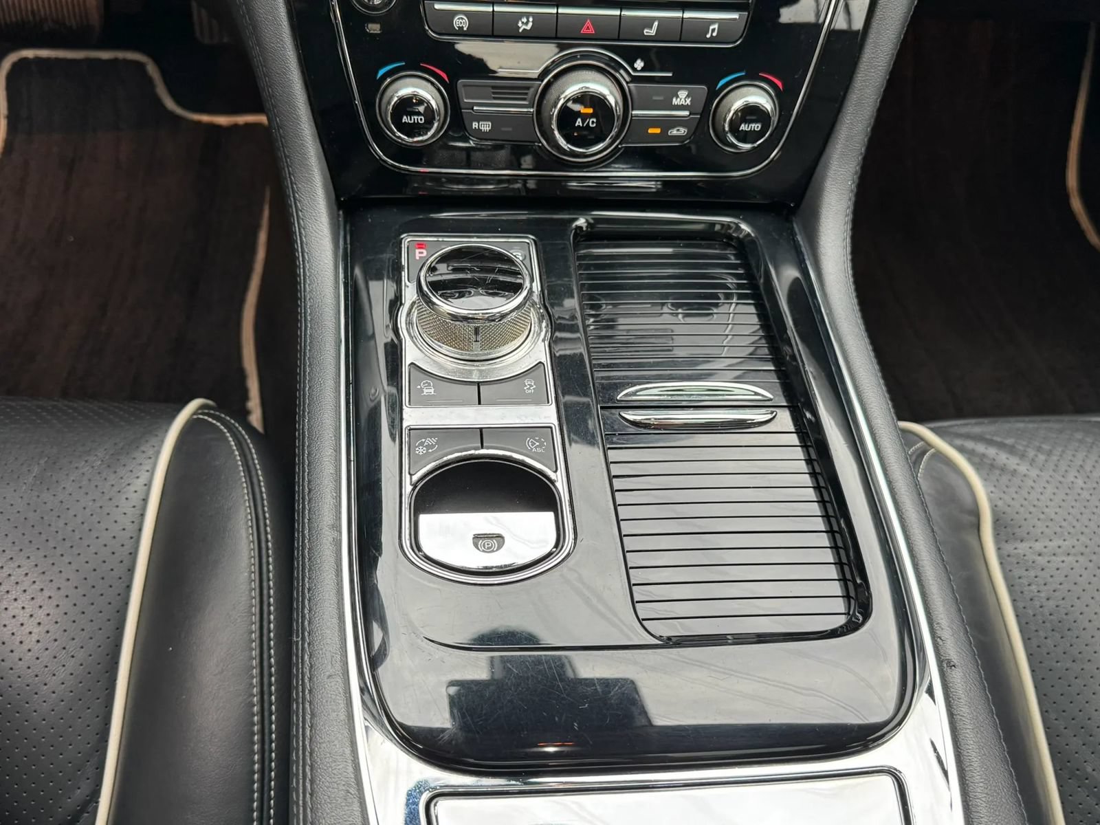 Used 2019 Jaguar XJ R-Sport RWD image 15