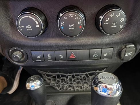 Used 2015 Jeep Wrangler Unlimited Sahara AWD/4WD image 32