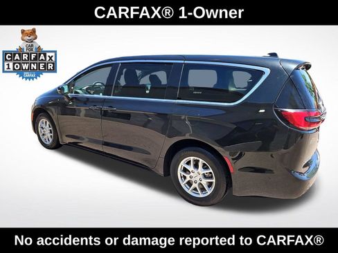 Used 2023 Chrysler Pacifica Touring-L FWD image 3