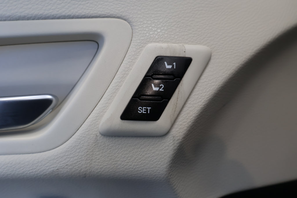 Used 2024 Toyota Sienna Platinum FWD image 17