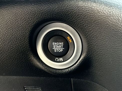 Used 2025 Chrysler Pacifica Select FWD image 24