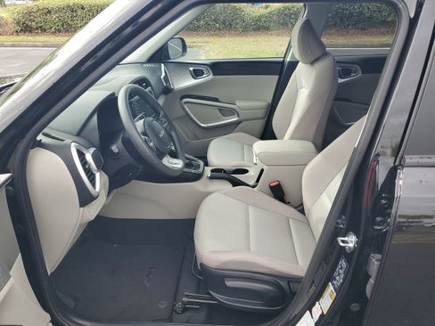 Used 2025 Kia Soul LX w/ LX Technology Package FWD image 15