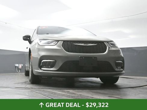 Used 2025 Chrysler Pacifica Select image 53