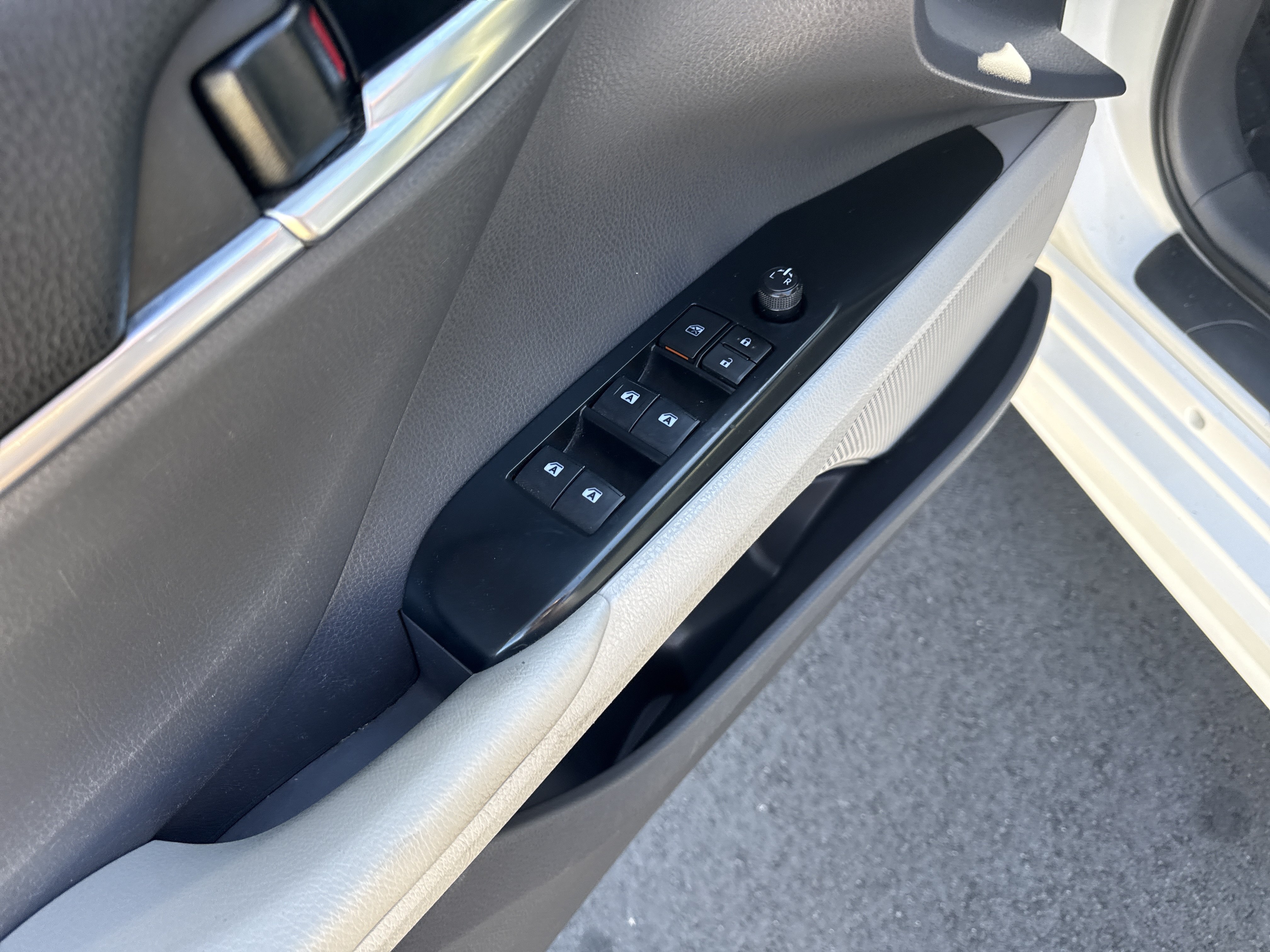 Used 2019 Toyota Camry SE FWD image 12