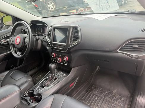 Used 2019 Jeep Cherokee Trailhawk AWD/4WD image 12
