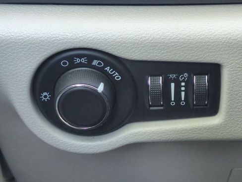 Used 2020 Chrysler Voyager Lxi FWD image 18