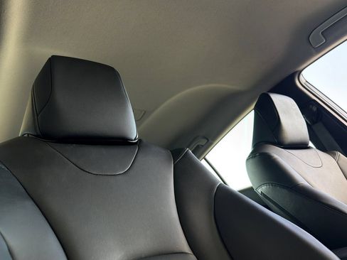 Used 2019 Toyota Prius Prime Advanced w/ Carpet Mat Package FWD image 18