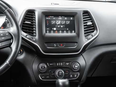 Used 2019 Jeep Cherokee Latitude Plus image 13