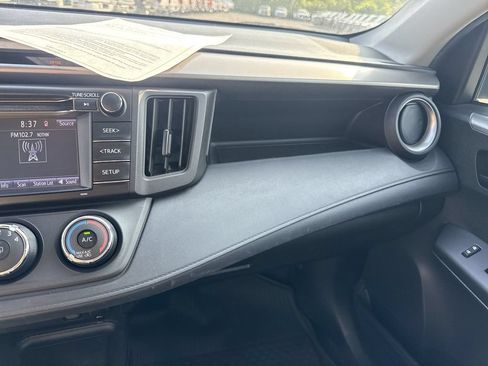 Used 2018 Toyota RAV4 LE FWD image 10
