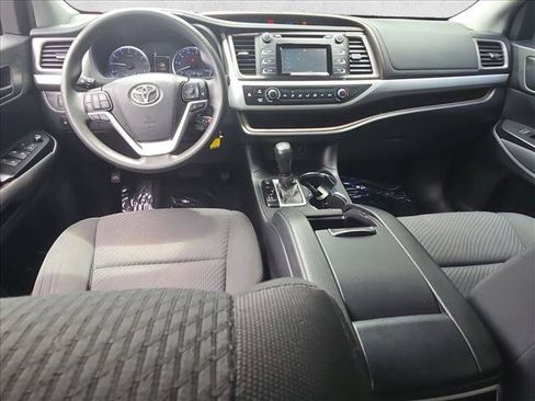 Used 2019 Toyota Highlander LE FWD image 17