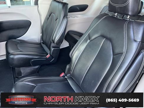 Used 2024 Chrysler Pacifica Touring-L image 15