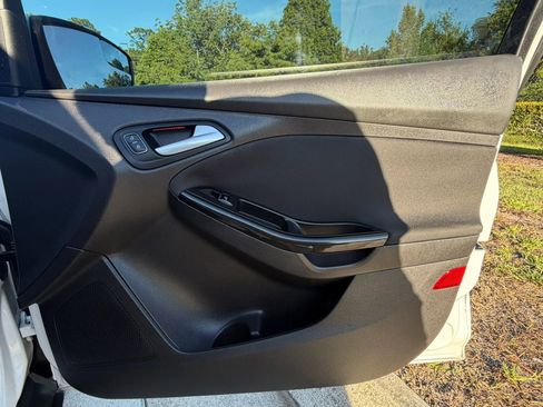 Used 2015 Ford Focus Titanium FWD image 35