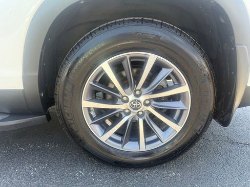 Used 2019 Toyota Highlander XLE AWD/4WD image 31