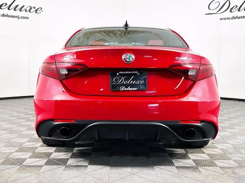 Used 2023 Alfa Romeo Giulia Veloce AWD/4WD image 5