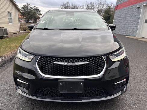Used 2024 Chrysler Pacifica Touring-L image 9