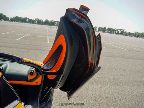 Used 2019 McLaren 570S Spider image 34