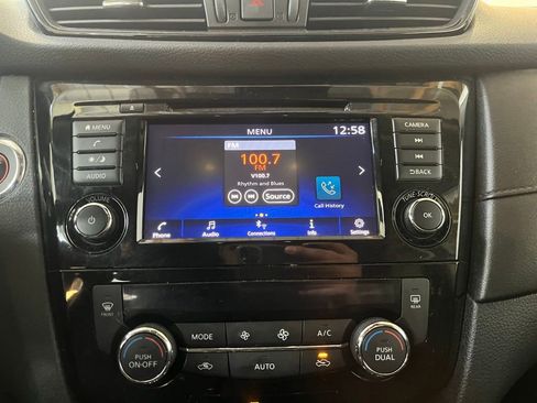 Used 2020 Nissan Rogue SV image 15