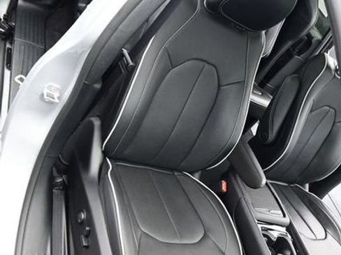 Used 2026 Chrysler Pacifica Limited FWD image 17