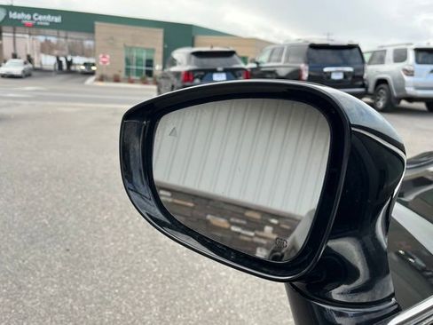 Used 2022 Chrysler Pacifica Touring image 25