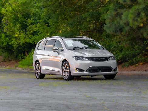 Used 2017 Chrysler Pacifica Limited FWD image 38