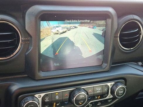 Used 2021 Jeep Wrangler Unlimited Sahara AWD/4WD image 4