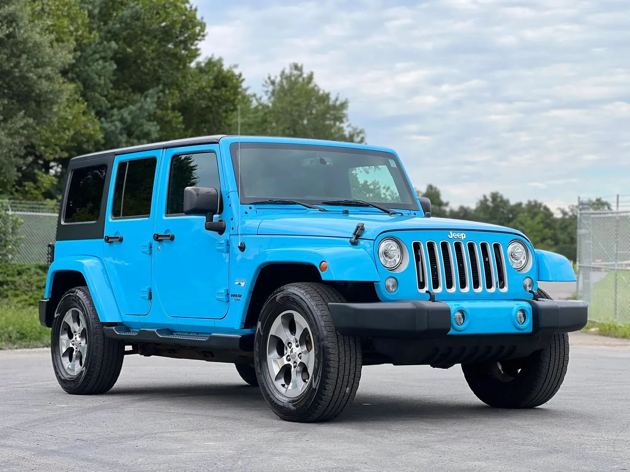 Used 2017 Jeep Wrangler Unlimited Sahara w/ Max Tow Package AWD/4WD image 7