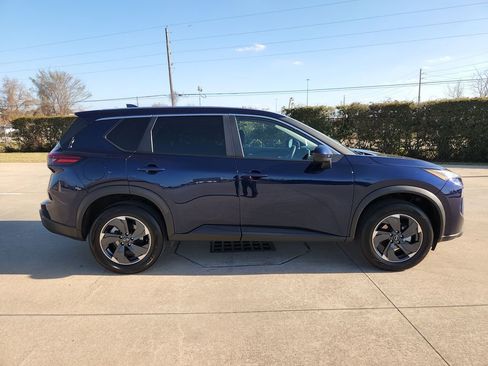 Used 2025 Nissan Rogue SV image 4
